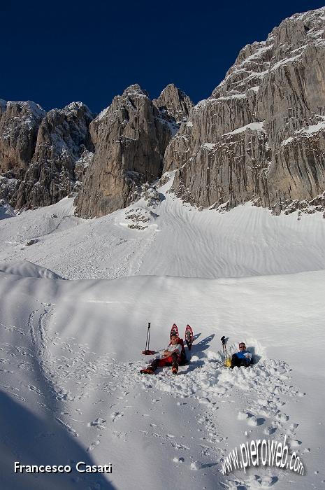 008 Due escursionisti si godono il sole primaverile(!!!).jpg